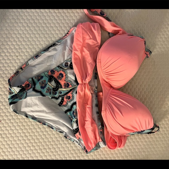 Bikini - Picture 1 of 2